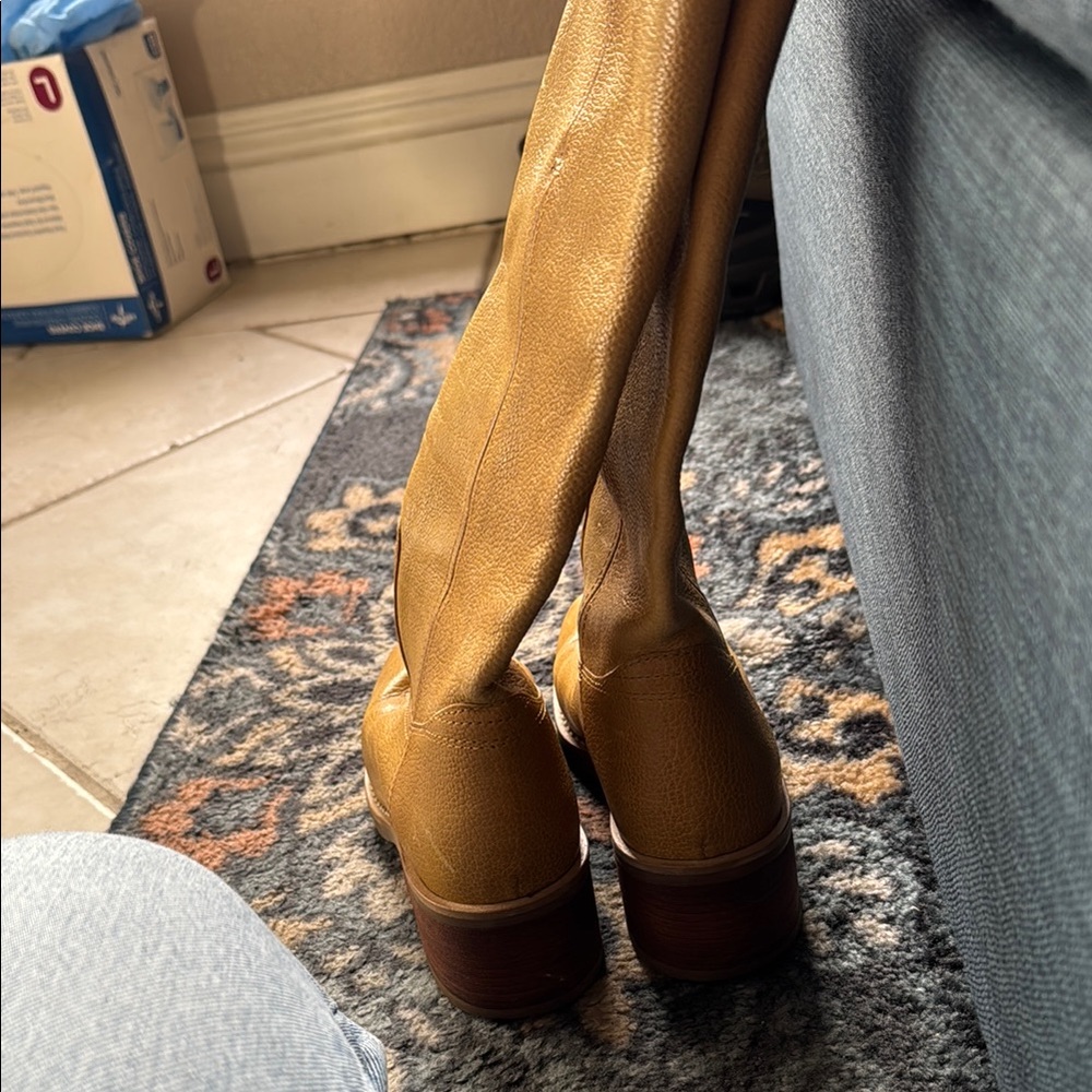 Amanda Smith Yellow Heeled Boots Sleek Design - Picture 4 of 5